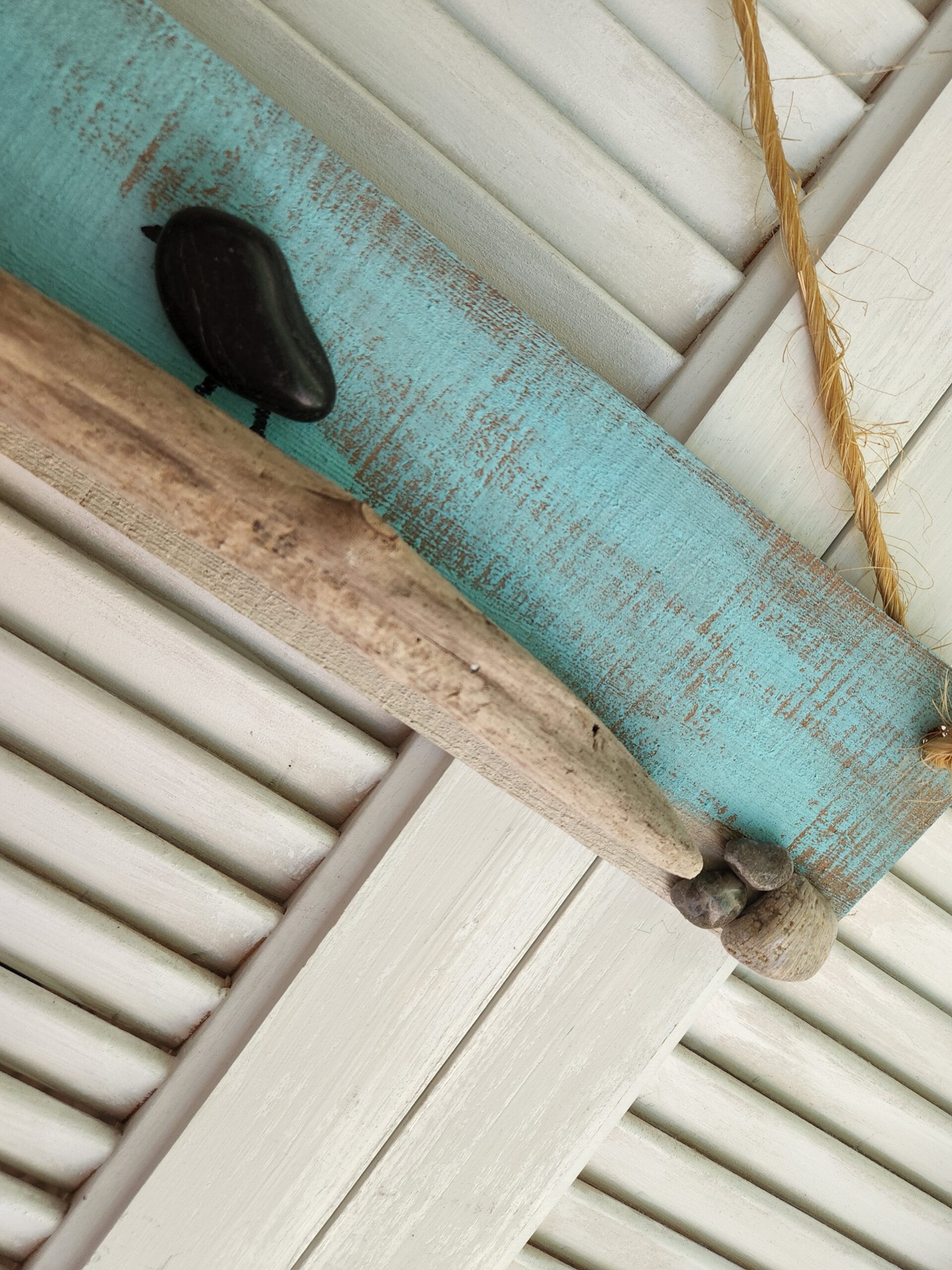 Driftwood & Rock Bird Painting – A Coastal Masterpiece - Image 2