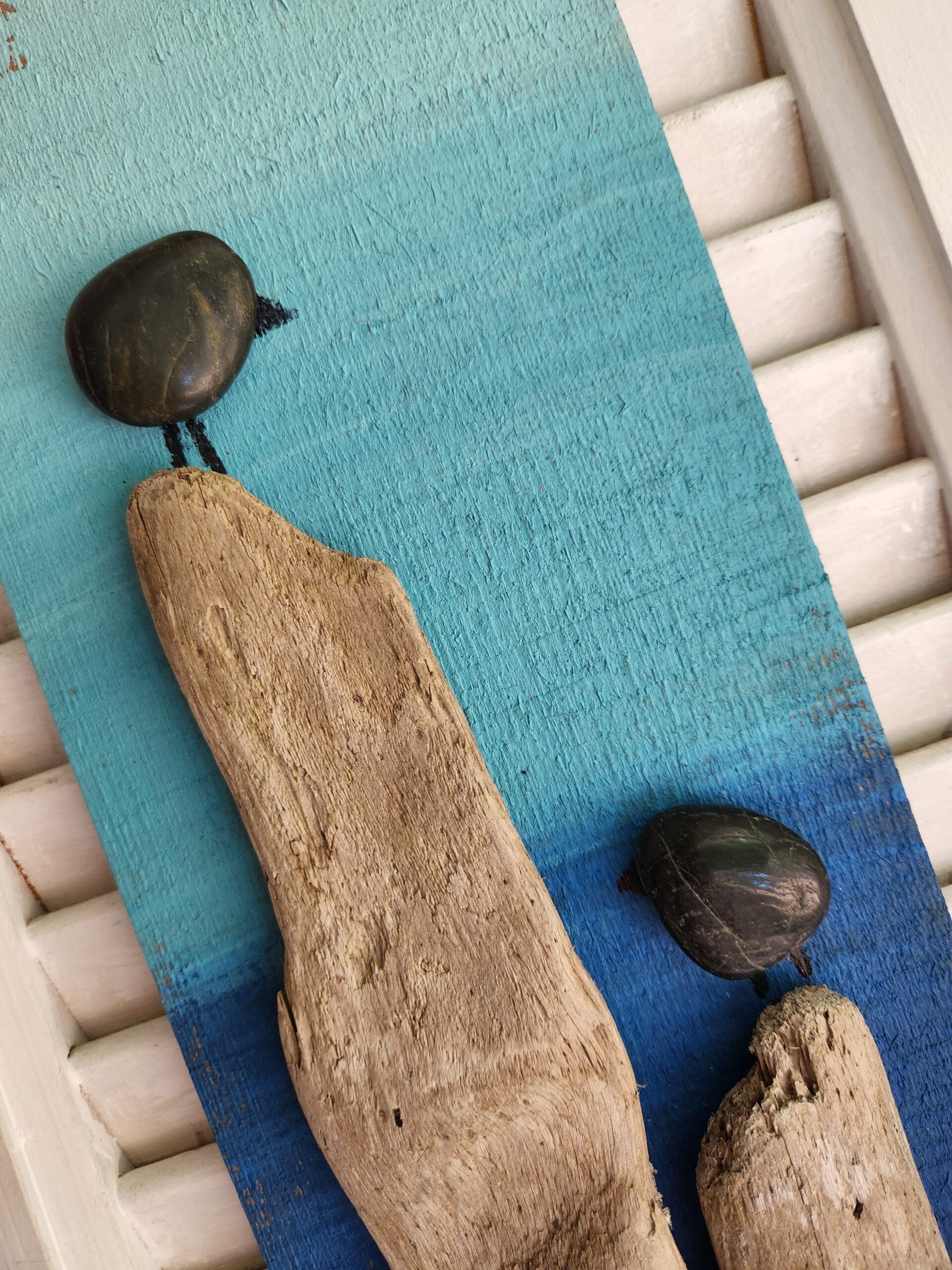 Driftwood & Rock Bird Painting – A Coastal Masterpiece - Image 2